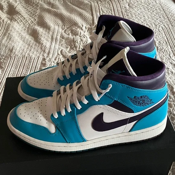Air Jordan 1 Mid “Hornets”